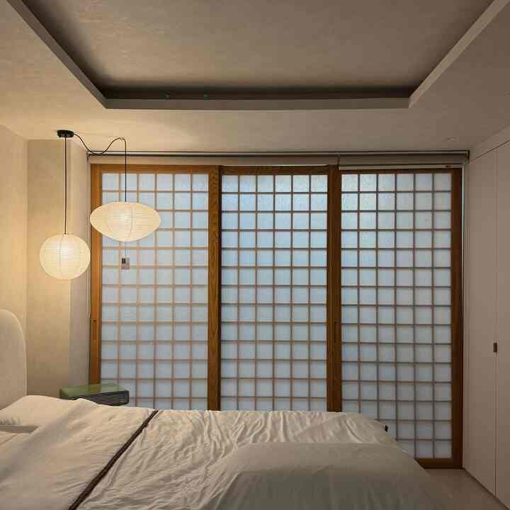 二重レールアカリと製作ガンサル中門でデザインした禅スタイルのお部屋です❤️  #간살중문 #간살슬라이딩도어 #까비네 #젠스타일