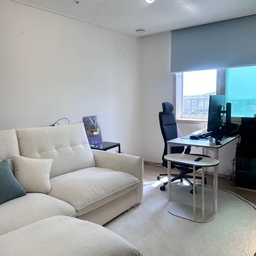남편 취미방 최애가구 소개 🛋️
1. 소파 (가구단지 구매)
브랜드명 따로 없는 가구단지 제품이에요. 쿠션 포함 240만원에 구매했고, 이탈리아 원단을 사용해서 촉감이 정말 부드럽고 푹신해요. 방수 재질이라 오염에도 강해서, 뭐가 묻어도 살짝 닦아내면 깨끗하게 지워진다고 해요. 아이보리 톤이라 공간이 한결 밝고 넓어 보이는 효과도 있어요.
스툴은 소파와 별도로 분리되어 있는 구성이라, 원하는 위치에 자유롭게 옮겨서 발받침으로도 쓰고 좌석으로도 활용할 수 있어요. 남편이 게임할 때 다리 올려놓는 용도로 자주 쓰는 최애템이에요.
2. TV장
디자인이 깔끔하고 모던해서 취미방 전체 분위기를 살려주는 아이템이에요. 하단에 조명이 내장되어 있어서 밤에 켜두면 은은하고 아늑한 무드가 연출돼요. 게임할 때 조명 켜놓고 플레이하면 분위기가 훨씬 좋아져요.
#오늘의집 #ftc26기 #ftc #오하우스 #인테리어 #취미방인테리어 #남편취미방 #게이밍룸 #홈시어터 #가구단지 #가구단지쇼파 #이탈리아원단 #방수소파 #모던인테리어 #화이트인테리어 #tv장 #조명인테리어 #무드등 #신혼집인테리어 #아파트인테리어 #홈스타일링 #인테리어소통 #오늘의집스토어 #가구추천 #소파추천 #최애가구 #셀프인테리어 #라이프스타일 #플레이스테이션 #게임방인테리어 
