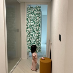 숲속에 온듯한 아기방 커튼🌲
아기방 입구는 포인트로 색을 넣어주고 싶었어요
초록초록뷰를 좋아해서 초록 나무가 그려진 웜그레일테일의 도어커튼을 선택했답니다
색감도 통통 포인트되고 아기방 내부를 가려줘서 깔끔해요
제일 좋은건 아가가 너무좋아해요👶🏻🩵
#오늘의우리집 #콘수프기록집 #ftc9기이야기 #도어커튼 #아기방커튼 #아기방 #아이방 #아기방꾸미기 #아기방소품 #아기방꾸미기소품 #웜그레이테일 