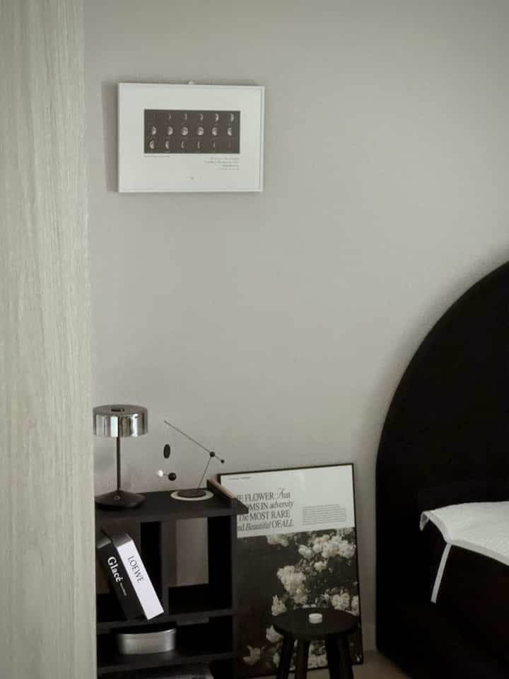 ＃私たちの家の追求＃ブラック＆ホワイト私たちの家は部屋ごとに異なる色のコンセプトをつかんで楽しんでいます。 

息子の部屋は涼しく落ち着いたブラック＆ブルーの組み合わせで、娘の部屋は華やかで赤ちゃんのホワイト＆ピンクのトーンで飾ってくれました。 

子供たちの好み（と言って私の好み🤣）に合わせて部屋の雰囲気を違うように演出してくれるので、空間ごとに一味違った魅力が感じられて本当によかったですよ。

でも、あれこれたくさん気にして飾っても、やっぱり私の心の中の1位はモダンでスッキリとしたブラック＆ホワイトの組み合わせのお部屋の寝室ですね！ 

私の好みをいっぱい込んで家具や小物を整えておいて、それを聞くたびに心が一番快適です。

#ベッドルームインテリア＃ポスターインテリア