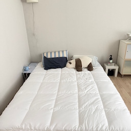 #콘수프기록집 #인테리어노하우 
기존에 쓰던 매트리스가 살짝 꺼지면서 아침마다 허리가 뻐근했는데, 통째로 바꾸기엔 부담스러워 반신반의하며 들인 토퍼 패드예요. ☁️
5cm 두께감에 도톰한 누빔 솜이 꽉 차 있어서 눕는 순간 몸을 포근하게 받쳐주는 게 마치 호텔 침대에 누워 있는 기분이 들더라고요. 누런 기 없는 깔끔한 화이트 컬러라 씌우자마자 침실 전체가 환하고 정돈돼 보여요.
저희 집 매트리스가 30cm로 꽤 높은 편이라 사방 고무줄 패드는 자고 일어나면 늘 벗겨져서 스트레스였는데, 옆면 전체를 감싸는 풀커버 밴딩 덕분에 밤새 뒤척여도 밀림 없이 탄탄하게 고정되는 점이 가장 마음에 들어요.
대형 세탁망에 넣어 찬물 울코스로 세탁 후 자연 건조해 주니 솜 뭉침 없이 처음 그대로 빵빵하게 유지되네요. 부담 없는 가격으로 편안한 수면 환경을 만들고 싶을 때 딱 좋은 침실 업그레이드 아이템입니다. ✨
#매트리스패드 #침대토퍼 #토퍼패드 #매트리스커버 #침대패드추천 #침실인테리어 #화이트침구 #침구추천 #호텔침구 #침실꾸미기 #꿀잠템 #살림템 #단정한집 #집꾸미기 #맞팔
#寝室インテリア #ベッドルーム #ベッドパッド #ホワイトインテリア #韓国インテリア #マイルーム #ルームツアー #myroom #bedroom