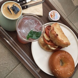 예쁜카페에서 맛있는 베이글~
#카페 #맞팔