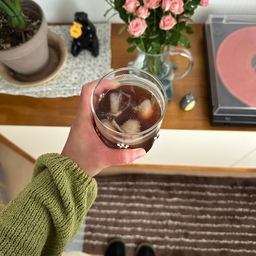 #콘수프기록집 #우리집포토존
요기서 찍는 사진이 요즘 제일 맘에들오🤍
#거실 #거실인테리어 #플랜테리어 #식물데코  #식집사  #식물인테리어 #식집사성장기 #세리프tv #세리프티비 #소파테이블 #조명 #조명인테리어 #폴딩도어 #러그