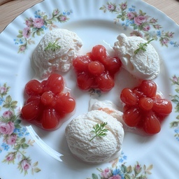 #오홈스토랑 
 LIGHT&JOY 1/2 하프 케챂으로
'토마토케챂 루비 젤리'를 만들어봤어요.
저희집 막둥이도 케챂으로 만든 반전 젤리맛에 흠뻑 빠졌답니다. 😋
케챂 감칠맛과 산미가 젤리를 만나 우아한 디저트로 다시 태어났어요. 투명하고 영롱한 루비 빛깔 덕분에 디저트 비주얼이 완벽해질 수 있으니 아는 맛의 새로움이 궁금하다면? 색다른 케챂 레시피에 도전해보세요. 🤗
🍅 토마토케챂 루비 젤리 🍅 
✅ 재료: 판젤라틴 2장, 물 200ml, ½ 하프 케챂 3큰술, 스테비아 3큰술, 레몬즙 1큰술, 실리콘 틀
✅ 만드는 방법
1. 찬물에 판젤라틴 2장을 넣어 5~10분간 불려주세요.
2. 냄비에 물 200ml, 케챂 3큰술, 설탕 3큰술을 넣고 설탕이 녹을 정도로만 가볍게 끓여주세요. 
3. 불을 끄고 불려둔 젤라틴을 넣어 완전히 녹여주세요.
4. 레몬즙 1큰술을 추가해 풍미를 살리고, 고운 체에 한 번 걸러 맑은 베이스를 만들어주세요. 
5. 예쁜 틀에 부어 냉장고에서 3시간 이상 차갑게 굳히고 바닐라 아이스크림과 맛있게 즐겨주세요. (바닐라 아이스크림 한 스쿱을 곁들여보세요. 케챂의 은근한 단짠 매력이 아이스크림의 부드러움과 만나 놀라운 조화를 보여줘요.)
#콘수프기록집 #젤리 #케찹 #디저트