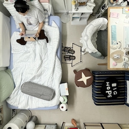#우리집포토존 
우리집 포토존은 바로 이 항공샷🤍
와글와글한 소품과 가구가 한눈에 들어오는 샷이 가장 예쁜거 같아요✨✨
#3평 #붙박이장있는방
#3평방 #침실인테리어 #침실꾸미기 #작은방인테리어 #작은방꾸미기 #작은방 #3평방꾸미기 #3평방인테리어 #3평방구조 #선반인테리어 #쇠테리어 #작은방침실 #좁은방 #좁은방꾸미기 #좁은방인테리어 #벽조명 #벽조명인테리어 #벽꾸미기 #벽꾸미기인테리어 #데스크테리어 #항공샷