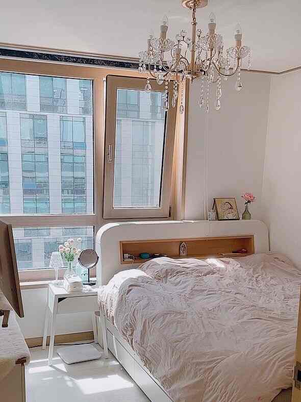 愛していた最初の家
寝室です。

今と似ていますが、別の姿です。
ロマンだったシャンデリアにも取り付けた
新婚の家だった💜

#コンスープ 
＃かわいいテム 
#新婚
#シャンデリア
#家
#メイド