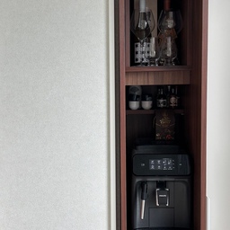 우리집의 킥은 홈바장인데요, 작은공간을 활용해서 좋아하는 술이나 커피를 담아봤어요☕️ 이 공간에서 나는 커피향이 얼마나 좋은지 감도 안옴..🤍 작은 공간도 이렇게 활용할 수 있습니다. 무엇보다 우드톤이 포인트✨ #홈바장인테리어 #홈바장 #주방인테리어 #주방용품 #밥솥 #밥솥장 #테이블의자 #테이블 