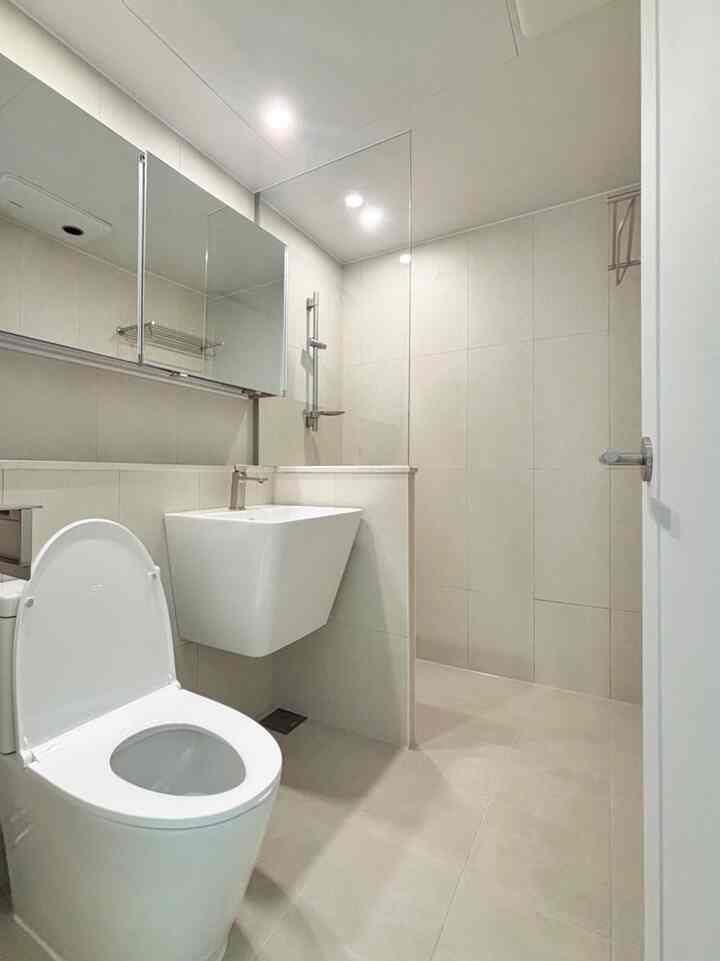 #バスルーム 

初めて引っ越す前に
ここのトイレはとてもぬるぬるで暗いです。
私の好みに合わない
今回の撤去後にインテリアを進めました:)

色は鮮やかに
タイルは縦向き！
バスルームはアメリカンスタンダードです🫶🏻

浴槽は最終的に後で腐食しそうです。
シャワーブースは全体をガラスにすると
掃除がとても難しいと思います。
反対的に上げて進んだ。
とても好きです！

ヒュージェントのおかげでカビの心配はありません。
すっきりと明るく、いつも快適に見えますね。

＃バスルームのインテリア＃トイレ便器＃トイレ＃洗面台インテリア 

