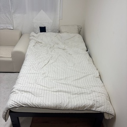 의외로 집 분위기를 바꾸는 데 큰 역할을 하는 건
침구랑 러그더라고요. ₊˚⊹♡
침구는 한참 고민하다가
오래 봐도 질리지 않을 것 같은
라튤립 스트라이프로 골랐어요.
은은한 스트라이프가 방 분위기랑도 잘 어울려서 만족 중 🤍
그리고 불편했던 베개는 최근에 과감하게 버리고
요즘은 목에 편한 베개를 찾아보는 중이에요.🤔🤔
혹시 목 편하고 푹신한 베개 추천해주실 수 있을까요?
편하게 쓰고 계신 제품 있다면 추천해주세요 :)
#6평원룸 #자취 #자취꿀템 #이불 #이불커버 #라튤립 #이씨라메종 #이씨라메종러그 #배게추천 #배게
