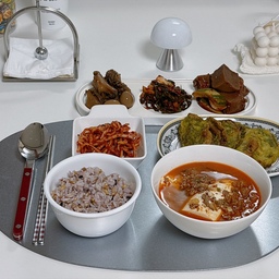 #순두부찌개 #무생채 #깻잎전 #도토리묵무침 #복숭아
오늘의 메뉴는 순두부찌개입니다 어제 부모님이 오셔서 쌀, 반찬이랑 과일들을 주시고 가셨어요 냉동실에 다진 소고기가 있어서 뭘 먹을까 하다 순두부찌개로 결정했어요
냄비에 파기름을 만들고 고기와 다진 마늘을 살짝 볶다가 고춧가루를 넣어서 고추기름을 내요 고춧가루 때문에 탈 수 있으니 물은 미리 떠놓고 고추기름이 되면 바로 물과 앙파 넣어주고 간장과 맛술, 굴소스, 멸치액젓도 조금씩 넣고 끓이다가 순두부 반 갈라서 넣고 뚜껑 닫고 조금 더 끓였어요
반찬은 더 가져다주셨지만 오늘은 전복장조림, 파김치, 도토리묵. 무생채를 꺼냈고 깻잎 전은 에어프라이어에 데웠어요 흰쌀이랑 잡곡을 따로 주셨는데 검은 쌀도 섞였어서 밥이 물들었더라구요☺️ 디저트는 가져다 주신 복숭아예요
#오늘의우리집 #오늘의장면한컷 #콘수프기록집 #혼자서도잘먹어요 #빌레로이앤보흐 #아우든 #사브르 #헤리터 #렉슨 #렉슨미나 #조명 #소품 #추천템 #자취 #저녁 #메뉴 #추천 #맞팔 
