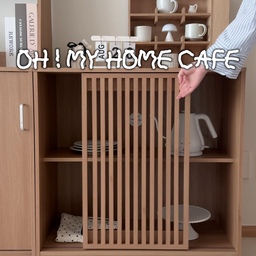 협찬ㅣOH! MY HOME CAFE ☕️ 
집꾸미기 시작하고 로망 중 하나였던 홈카페 수납장
주방에 공간이 없어서 고민하다가
큰맘먹고 거실 구조를 바꿔봤어요!
큰 소파 옮기느라 고생했지만
이정돈 이제 일상이 되어버린 리빙2년차^^..
룸앤홈 발트주방수납장 보자마자 반해서
내추럴 컬러로 배치해봤는데
너무 예쁜거있죠…🥺!!!!
상부장엔 커피머신과 각종 컵, 
오브제를 둘 수 있어 공간활용도 좋고
하부장에는 넉넉한 수납공간❣️
하부장 내부에 전선홀도 있어 사용하기 편리하고,
E1등급에 마감도 깔끔!
유리도어랑 간살도어 사이에서 고민을 많이 했는데
인테리어 포인트도 되는 간살도어로 하길 잘했죠?!
요즘 이 홈카페 덕분에 거실만 봐도 배불러요🤍
(이제 커피머신만 바꾸면 되겠다 그칭 여보👀)
#룸앤홈 #룸앤홈가구 #발트시리즈 #발트수납장 #주방가구
#콘수프기록집 #예쁜템최고야 #우드인테리어 #거실인테리어 #우드수납장
#우드인테리어소품 #홈카페수납장 #홈카페인테리어 #홈카페꾸미기