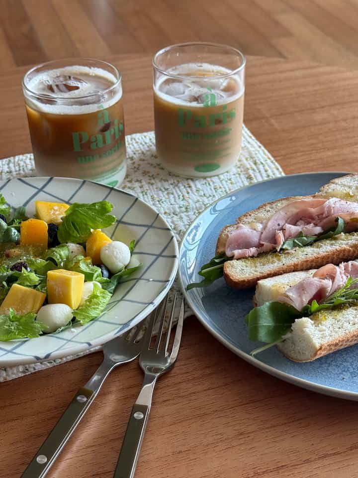 ＃週末の日常＃食器＃ボウル
＃料理＃新婚夫婦＃ボウルおすすめ
#ビレロイアンボッハ

ゆったりとした週末の朝！

材料のあるもので作ったサラダ🥗
ハラピーニョジャンボンサンドイッチ🌶️🥪

ハリピーニョジャンでサンドイッチをぜひ作ってみてください！
ダルダルマコムアジュ

カップは軽くて薄すぎたり厚すぎたりしません
300ミリに適した容量なので良くてよく使うようになります。

サンドイッチプレートは＃ビレロイアンボッハ 
イブランドは私のスタイルではないと思いました。 
あんなきれいなデザインもありましたよ！
サイズが大きくて活用度が高いです！
ボウルも重くて丈夫です
＃家が贈り物をお勧めします！

＃ソロイショップ完全なスタイルの食器です。
ジャパンラインはすべてきれいで全部購入しました。
チャーハン、サラダ、フルーツを置くのも好きです。
好きなお皿です😋🩷


