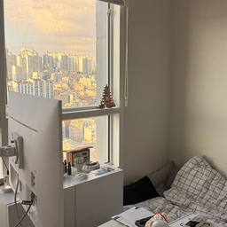 #여름네컷 #콘수프기록집
해가 지고 있는 우리 집 🌆
처서 지나서 여름이 가고 있나 했지만 •••
왜케 더운거죠? 🫨
#원룸 #원룸인테리어 #원룸꾸미기 #원룸침대 #원룸공간활용법 #원룸오피스텔 #6평인테리어 #6평원룸꾸미기 #6평오피스텔 #6평원룸꾸미기 #원룸자취 #선팔 #선팔맞팔 #맞팔환영 #맞팔해요 #팔로우 #팔로우환영 #맞팔선팔 #오늘의집 #오늘의우리집 #직장인자취 #스탠바이미고 