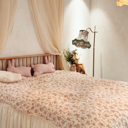 #우리집추구미
우리집 추구미 🛏️🌷
침실은 조금 더 포근하고 아늑한 분위기를 좋아해서 코티지 무드로 꾸몄어요.
우드 프레임 가구에 플라워 패턴 패브릭을 더하고, 따뜻한 색감의 소품들을 하나씩 매치했어요. 
거실이나 데스크가 핑크와 로맨틱한 느낌이라면 침실은 조금 더 차분하고 편안한 분위기🤎
하루를 마치고 들어왔을 때 포근하게 감싸주는 느낌, 
오래 머물고 싶은 작은 코티지 같은 침실을 추구해요
#침실인테리어 #빈티지인테리어 #빈티지소품 #침대프레임 #우드인테리어 #우드톤인테리어 #침실가구 #침구 #플라워패브릭 #맞팔 #맞팔환영 #소통 #앤틱가구 #베개유목민의선택