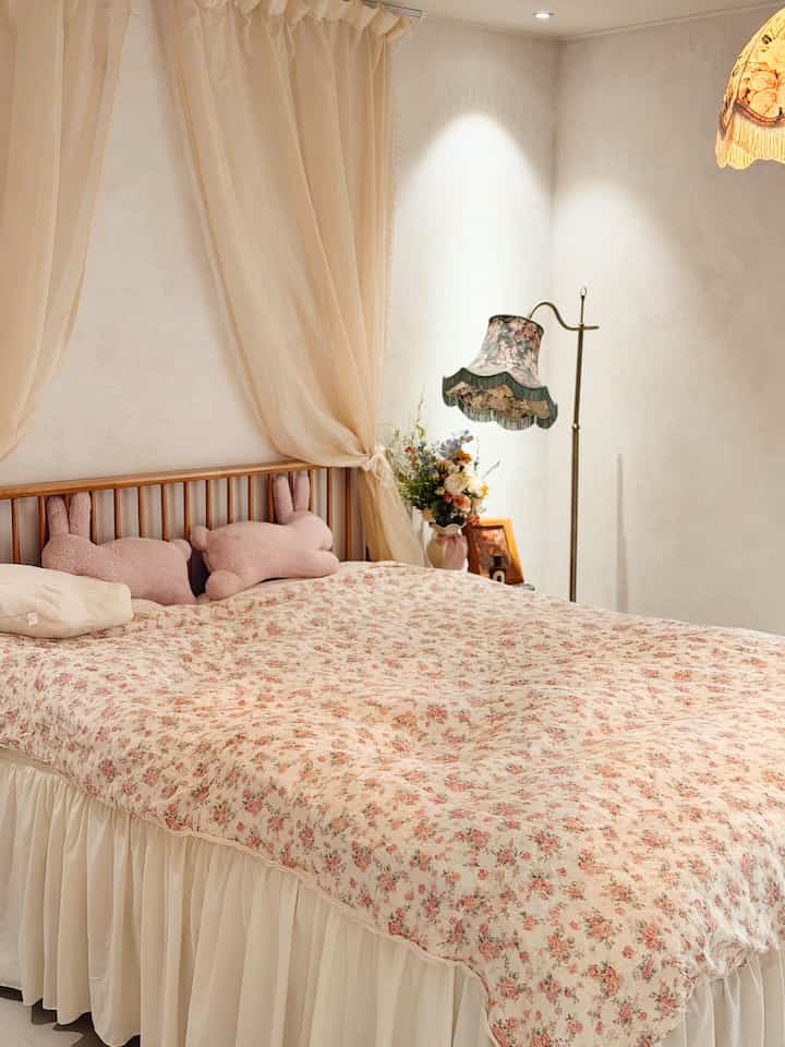 #私たちの家

私の家の追求 🛏️🌷

寝室はもう少しふわふわで居心地の良い雰囲気が好きで、コテージムードで飾りました。

ウッドフレームの家具にフラワーパターンファブリックを加え、暖かい色味の小物を一つずつマッチしました。 
リビングルームやデスクがピンクとロマンチックな感じなら、寝室は少し落ち着いてリラックスした雰囲気です🤎

一日を終えて入ってきたときにふんわり包み込む感じ、 
長く滞在したい小さなコテージのような寝室を追求します。

＃ベッドルームインテリア＃ビンテージインテリア＃ビンテージ小道具＃ベッドフレーム＃ウッドインテリア＃ウッドトーンインテリア＃ベッドルーム家具＃寝具 