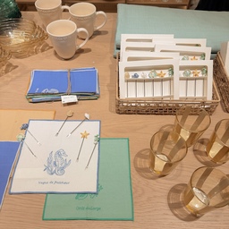 갈 때 마다 취향 가득한 { ZARA HOME } #②
여름 분위기의 테이블 웨어 아이템들 🐚🐠🌟
컬러풀한 키친 크로스와 바다 테마 미니픽들이 너무 귀여워요
컬러와 쉐입이 예쁜 컵들도 한가득…✧ 
자라홈에서 가장 좋아하는 카테고리는 역시 주방용품!
#콘수프기록집 #현명한소비 #집꾸미기 #키친툴 #키친소품 #주방용품 #테이블웨어 #테이블소품 #자라홈 #자라홈추천