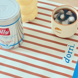 #예쁜템최고야 #콘수프기록집 
주방에 블루 한 스푼💙☕️
도르리 주방 발매트를 깔아주니
주방 한쪽이 은근히 분위기 있는 공간으로 변했어요° 𓇢 𓈒 𓏸
두껍고 푹신한 소재라 오래 서 있어도 편하고
미끄러지지 않아 주방에서 사용하기에도 좋아요☕ 𓈒 𓏸 ₊˚⊹
무엇보다 세탁이 가능해서
음료나 음식물 흘릴 걱정 없이 편하게 사용할 수 있는 것도 장점🤍
예쁘기만 한 주방 소품보다
매일 쓰기 편한 아이템을 좋아하는데,
홈카페존 포인트까지 되어줘서 요즘 잘 사용하고 있어요💙
#도르리 #리빙샵 #주방발매트 #dorri 
#주방발매트 #주방매트 #발매트 #주방인테리어 #주방꾸미기 #홈카페 #홈카페인테리어 #신혼집 #신혼집인테리어 #신혼부부 #화이트우드인테리어 #주방소품 #주방용품 #집꾸미기 #집스타그램 #오늘의집 #오늘의집추천 #인테리어소품 #살림템 #살림추천 #주방살림 #포근한집 #아늑한집 #인테리어스타그램