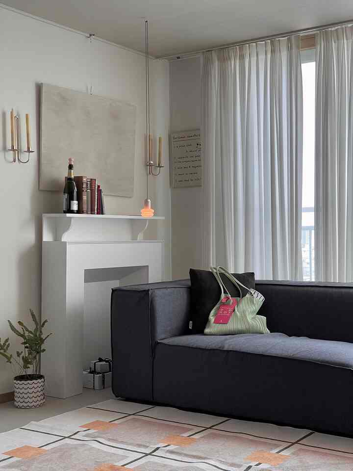 #오늘의우리집 #콘수프기록집 

月曜日になると、もうソファーカバー
変えたいよね :) #홈데코 #homedecor  #벽난로인테리어 #유럽감성