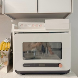 렌지에어프라이어 올인원💡
이번에 둘째가 생기면서 기존에 쓰던
렌지랑 에프는 없애고 올인원으로 되는
비스포크 큐커를 구매했어요
전부터 디자인 때문에 사고 싶었던 거라
구매하게 됐는데 역시나 이쁘더라고요🌼🌸
나온지는 좀 됐지만 저는 이게 제일 마음이 가더라고요
호불호가 있어서 걱정했는데
막상 사용해보니 잘 되더라고요👍🏻
항정살도 잘 구워지고
렌지도 너무 잘되고 생각보다 커서
좀 당황했지만 우리 식구 다 먹기에는 좋은 거 같아요!
#가전플렉스 #비스포크 #비스포크큐커 #큐커 #그릴 #전자레인지 #전자렌지 #토스터 #멀티큐커 #주방가전추천 #주방가전 #주방가전제품 #삼성비스포크 #올인원 #전자렌지추천 