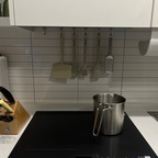 우리집에서 제일 바쁜 공간은 주방이에요🧑‍🍳👩‍🍳
인덕션 위 주방 후드에 자석 고리를 붙여놓으니 너무 편해요!!자주 쓰는 실리콘 주방기기들 착착 걸어 놓으면 요리할 때 쓰기 좋아요🍳

자주 쓰는 칼 블록도 인덕션 바로 옆에 위치시켰어요!
