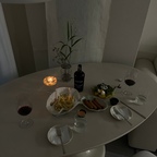 세상에서 가장 좋아하는 시간은
주말 저녁에 맛있는 음식과 와인 먹기🥂

불 다 끄고 초 하나만 켜도 분위기 완성입니다