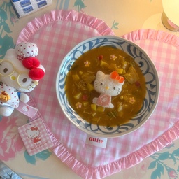#콘수프기록집 #오늘의우리집 
지난번 올렸던 헬로키티 틀로 카레밥을 만들어 봤어요 🥰 파프리카로 빨간 리본, 스팸으로 옷, 치즈로 코, 치즈와 스팸으로 꽃도 만들어봤답니다 🥰 
너무 귀여워서 바로 먹지 못하고 밤까지 뒀다가 먹었는데 그래도 카레는 넘 맛있더라구요 ☺️ 
오친님들 즐거운 화요일 보내고 계신가요 ☺️ 모두들 좋은 하루 되시고 이따 점심도 맛있게 드세요 💛💛🎀
#맞팔 #맞팔해요 #헬로키티 #주먹밥 #주먹밥틀 #주먹밥만들기 #샹들리에 #프렌치인테리어 #브런치 #카레 #카레라이스 #키링 #캔들홀더 #조명 #단스탠드 #티팟 #의자 #탁자 #원탁 #테이블매트 #플레이팅 #귀여운