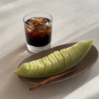 여름의 맛 🍈🤍

잘 익은 메론 하나 썰어두고
시원한 커피 한 잔.
별거 없는 오후인데 이런 순간이 참 좋다.

#오늘의집 #한여름디저트 #오늘의집온라인집들이 #오늘의집인테리어 #집꾸미기 #육아 #소통해요 #소통환영 #맞팔 #맞팔환영 #선팔맞팔 #그릇 #커피타임 #메론 #여름홈카페 #홈카페일상 