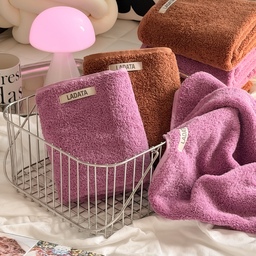 큐레이터 프로그램을 통해 제품을 제공받아 직접 사용하고 스타일링한 후기입니다.
 #homedecor 🧺🫧🍂
아침저녁으론 바람도 선선하니
벌써 가을이 온 것 같은 요즘 🍂
여러 컬러 중에 한참 고민하다가
색 조합이 딱 가을맛이라 골라본
바이올렛 핑크 & 브라운 💜🤎
보들보들한 40수 콤팩트 코마사에
기존 수건보다 10cm 더 긴 사이즈라
샤워하고 쓰기에도 넉넉하고 🫧
흡수도 빠르고 도톰해서
하나씩 꺼내 쓰는 재미가 쏠쏠한 ✨
아직 한낮은 여름인데,
우리집은 요렇게 가을 한 스푼 먼저 🤭🍁
🏷️ @ladata___official 라다타 고중량 솔리드 호텔수건
#라다타 #오늘의집 #수건 #수건추천 #타올 때타월 #타월추천 #집들이선물 #제품지원