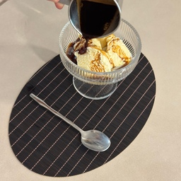 #한여름디저트
무더위를 잊게 만드는 홈카페 최애 디저트, 아포가토🍨
브레빌 밤비노로 갓 추출한 쫀득 에스프레소 샷에, 양심상 칼로리 부담을 덜어줄 저당 바닐라 아이스크림 한 스쿱 더해주면 끝!
뜨거운 에스프레소 사이로 차가운 아이스크림이 사르르 녹아내릴 때 한 입 떠먹으면, 쌉싸름함과 달콤함이 어우러져서 어떤 디저트도 부럽지 않답니다🤍
.
.
에어컨 시원하게 틀어두고 차가운 아포가토 떠먹는 이 시간이 바로 집순이의 찐 행복이네요🌿
 #콘수프기록집 #홈카페 #아포가토 #브레빌밤비노 #에스프레소 #저당아이스크림 #여름디저트 #홈디저트 #커피스타그램 #단정한살림 #미니멀라이프 #무채색인테리어 #오늘의집 #집꾸미기 #20평대인테리어 #HomeCafe #Affogato #CoffeeTime