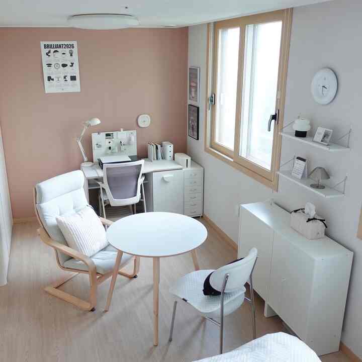#今日の私の家

＃私たちの家のショット

久しぶりに撮った小さな部屋の航空ショット
部屋の二つを合わせた空間だから
クラスは寝室クラスはワークルームです。


＃小さな部屋の装飾＃部屋の装飾＃寝室のインテリア
＃寝室の照明＃照明のインテリア＃ムタの壁の棚
#イケアポエン #イケアバゲボ #イケアヘルメール
#デザイナー#デスクデコレーション#デスクセットアップ
#デスクテリア #デスクデコレーション
＃机の照明＃IKEA照明＃IKEAフォルソ
#ワンルーム空間活用法 #ホームスタイリング組合 #私たちの家好み記録
＃私たちの家のムードボード
＃コンスープ記録集

