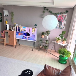 #가전플렉스 #콘수프기록집 #챌린지
7년전에 이집에 입주할때 엄마가 사주셨던....
삼성 세리프 티비!!!!
엄마의 가전 플렉스에용!!!ㅋㅋㅋㅋㅋ
이사 할때 갖고싶은거 하나 사라고해서 샀던.....
그때 세리프 티비도 막 나오던 시점이었거든요...
일단 이 티비를 고른건...
1.일단 벽에 걸기 너무 싫었어요!!!!
언제든지 옮길수 있는 티비를 하고 싶었어요...
2.프레임이 화이트인걸 원했어요!!
일단 화이트는 진리!!!ㅋㅋ
3.너무 큰 티비는 필요가 없어서 55인치로 했는데 아직도 작은지 모르겠어요!!
4.브랜드였는데...그냥 모든 가전이 삼성이어서 삼성 세리프로 했어요!!
그렇게 7년을 써도 너무너무 맘에 드는 가전이기도해요^^
우리 엄마의 가전 플렉스 아주아주 감사하구요...