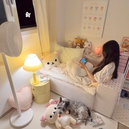 포근포근 여름밤 무드 🌜🫧🎐✨
#오늘의집 #스페셜크리에이터 #오늘의집크리에이터 #덕후존 #덕후룸 #덕후의방 #오타쿠방 #오타쿠방꾸 #리락쿠마 #이케아선반 #2인소파 #만화책장 #만화책존 #만화방 #소파토퍼 #집꾸미기 #인테리어액자 #아이방인테리어 #공간분리 #핑크인테리어 #패브릭포스터추천 #패브릭포스터 #귀여운쿠션인형 #이케아 #철제수납함 #책상서랍 