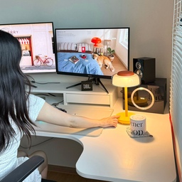 #우리집추구미
우리집 추구미는 미니멀 + 컬러 한 스푼🧡
전체적으로는 깔끔하고 차분하게,
대신 작은 소품이나 조명으로 컬러를 더하는 걸 좋아해요.
그래서 책상 한쪽에도 브렐로 아트에디션 LED 조명을 두었는데,
쨍한 옐로우 컬러가 공간에 포인트가 되어 생각보다 훨씬 예쁘더라고요 💛
디자인도 오브제처럼 예쁘지만
3단 밝기 조절이 가능하고 포터블 타입이라
책상에서 쓰다가 필요한 곳으로 옮겨 쓰기도 편해요.
큰 가구를 바꾸지 않아도
이렇게 작은 아이템 하나로 공간의 분위기를 바꾸는 게
요즘 제가 좋아하는 집 꾸미기 방법이에요 ✨
#조명인테리어 #조명 #미니멀 #조명포인트 #조명 #포터블 #포터블조명 #포터블램프 #수유등 #수유등추천 #아기방조명 #컬러조명 #컬러인테리어 #컬러포인트 #컬러풀 #컬러테리어 #컬러포인트인테리어 #조명추천 #무선조명 #인테리어꽃은조명 #컴퓨터방 #데스크존 #홈오피스 #컴퓨터책상 #모니터받침대 #데스크테리어족 #데스크테리어 #데스크셋업 #데스크인테리어 
