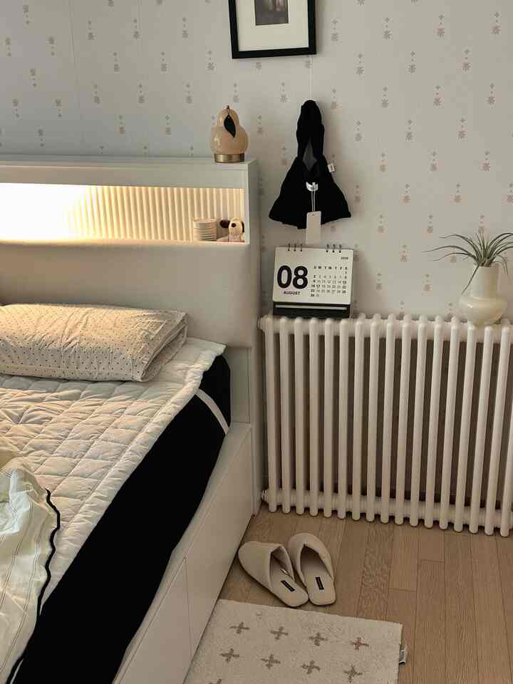 これでお部屋の寝室の写真はきちんと撮れるようになりました🫣

この家は1年半しか住んでいないので、引っ越したときに部分を蹴りました。
しかし、私は部屋を考えることができませんでしたが、一方の壁紙には文様がありましたが
あまり大きく考えなかったら
ところで見るほど目にさらされて剥がした貼ることができる壁紙を見つけて貼り付けましたが、いよいよ完成しました。
（これまで半分ついていたという事実…🤣）

8ヶ月後には引っ越しますが、目は快適ですㅎㅎ
貸切集に剥がれる壁紙は回復も楽で貼り付けも
製法が簡単でイチオシです


＃セルフドラゴン＃セルフインテリア＃貼り付け壁紙＃スペーステイラー＃ベッドルームインテリア＃寝室装飾＃インテリアノウハウ


