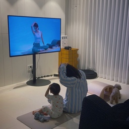 #미니멀인테리어 #아이가있는집 #아이가있는집거실 #트롤리 #수납트롤리 #미니멀인테리어 #블랙소파 #소파커버 #티비거치대 #멀티탭 #블랙멀티탭 #트웸코 #트웸코시계 #거실 #거실인테리어 #거실꾸미기 #거실스타일링 
엄마 따라 스트레칭하는 아들🖤