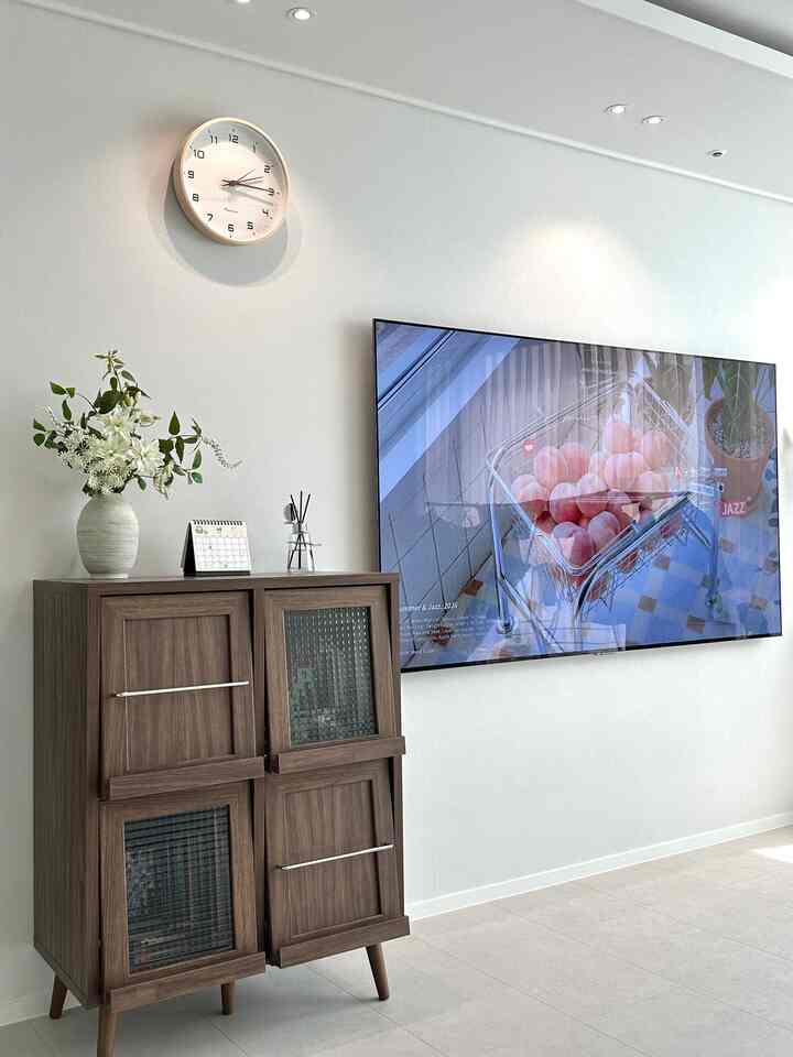 家電フレックス📺💸✨

▫️LG OLED TV 77インチ 
結婚するときに大きなことだったことの一つがテレビでした。店頭で見た時はこんなに大きくする必要があるかと思い、家族で暮らしてみると小さなテレビだけでも十分だと思いました。しかし、新婚の家に歩いてみると、もっと大きくなることになったという気がしました。 77インチで購入しましたが今はもっと大きなテレビもあってもいいですよ！

▫️ロボラックS9 MaxV Ultra直倍数ロボット掃除機
引っ越して新しく買った家電中のフレックステムはロボット掃除機でした。結婚したばかりは必ず必要なのかと思いましたが、未来を考えたときに生活の質を上げてくれるアイテムをあらかじめ買っておいたほうがいいです。使ってみると後悔せず、使うたびに可愛くて雪ですよ👀🩶



+最近コンディションの煽りで一週間に一本も増えていますね😭ゆっくり一つ一つ返事します！



＃コンスープ記録集
