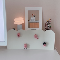 #현명한소비 침대에 누워 유튜브시청하기 ! 모니터 케이블선 깔끔하게 가려주고 아기자기하게 루니자리도 꾸며줬어요🩵
자석으로 꾸미기 좋음🎀
#콘수프기록집 #침실 #침실인테리어 #화이트인테리어 #침실한켠 #수납장 #시디즈 #의자 #서재의자 #데스크의자 #멀티탭커버 #멀티탭정리함 #일광전구 #수납함 #침실꾸미기 #멀티탭정리 #핑크 #쉐이커박스 #분홍색 #침실서재 #바이너리샵 #집요한세일 #시디즈의자 #스튜디오무드 #자석 #자석선반