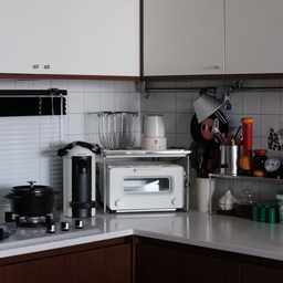 작은 주방에 살림템이 참 많은 우리집🏠
다 자주 쓰는 아이템들이라서 뭐하나 뺄수가 없네
언젠가 나도 넓은 아일랜드 위에서 맘껏 요리해보고 싶다 흐흐
#주방꾸미기 #주방인테리어 #발뮤다 #알레시 #아르테미데 #아르테미데조명 #아르테미데톨로메오 #주방수납 #주방상부장 #주방템 #20평대주방 #스타우브 #블라인드인테리어 #주방블라인드 #집꾸미기 #20평대아파트인테리어 #오영민제작소 