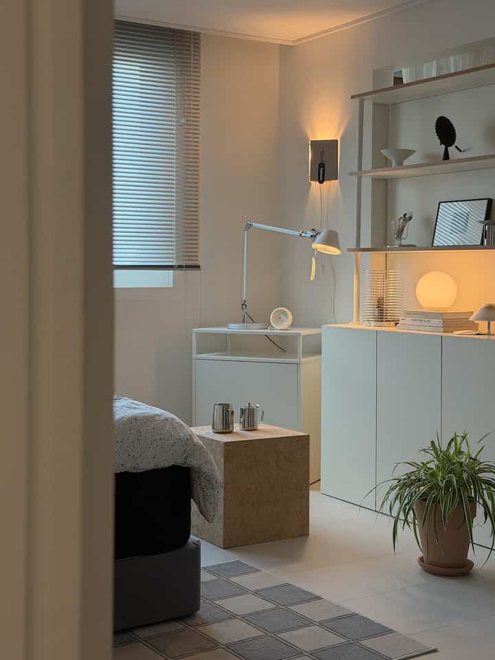 ちょっと見た私の部屋🩶
今秋も来て、そろそろ部屋に戻る準備をしよう
部屋2台、ベッドマットレスを入れてほこりを振って乾かし、
ワームができないようにシナモンスプレーも振りかけました。

本物のきれいな家を維持するために、毎日毎日ゾーンごとに 
帰ってきて掃除しなければならないので疲れますね..🙈
泊まったほこりを芽吹き、最後にスチームまで💨💨💨

そして今日の家を売るときに聞いた 
背の高い！
キッチンアシスタントとしてたくさん使っていましたが、 
すっきりとしたデザインにオープン棚まであり
収納とディスプレイを一度に解決して満足🩶

ホワイトトーンなので、私の家にも自然によく合います。
思ったより収納力も多いので本当に好きです☺️

💌情報 

@sofsysキー大きな棚
@ritten_hours ラグ
@innerjogging フォトフレーム
@ra_d.room壁の照明
@jacksonchameleon  #선반장 #벽선반  #홈스타일링 #집꾸미기 #집꾸미기아이디어 #공간스타일링 #수납인테리어 #수납아이디어 #수납장 #선반인테리어 { #모던인테리어 #리빙인테리어 #홈인테리어 #집스타그램 #홈스타그램 #취향의집 #우리집꾸미기 #잭슨카멜레온 #콘수프기록집  