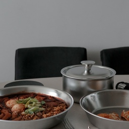 주방 살림은 자주 사용하는 것일수록 예쁘기만 한 것보다 편하고 오래 쓸 수 있는 제품에 더 마음이 가는 것 같아요.
이번에 사용해 본 스테니 무연마제 통5중 스테인리스 원더핸즈 5종세트는 반짝이는 실버 컬러가 참 깔끔하죠. 군더더기 없는 디자인이라 저희 집 주방에도 자연스럽게 잘 어울리고, 음식을 담아 그대로 식탁에 올렸을 때도 꽤 근사해 보이더라고요.
냄비에는 따뜻한 국을 끓이고, 넓은 팬에는 떡볶이를 넉넉하게 만들었어요. 작은 팬으로는 계란프라이도 해봤는데요. 스테인리스 팬은 사용하기 어렵다는 생각이 있었지만 충분히 예열한 뒤 오일을 둘러주니 생각보다 어렵지 않았어요. 포스코 304 스테인리스에 통5중 구조로 만들어져 열이 골고루 전달되고, 코팅이 벗겨질 걱정 없이 오래 사용할 수 있다는 점도 마음에 들었답니다.
제가 특히 편하다고 느낀 건 탈부착할 수 있는 손잡이예요. 조리할 때는 단단하게 잡아주고, 사용 후에는 손잡이를 분리해 냄비와 팬을 차곡차곡 포개어둘 수 있어 수납장이 한결 여유로워졌어요. 손잡이가 없으니 설거지할 때도 구석구석 닦기 편했고요.
국부터 볶음요리, 떡볶이 같은 간식과 간단한 브런치까지 한 세트로 두루 사용할 수 있어 자연스럽게 자주 손이 가요. 조리하고 식탁에 올리고, 설거지한 뒤 수납하는 순간까지 편안해서 오래 곁에 두고 사용할 주방 살림을 만난 기분이에요.
#오감리뷰 프로그램을 통해 제품을 제공받아 직접 사용하고 스타일링한 후기입니다.
#스테니 #원더핸즈 #원더핸즈5종세트 #스테인리스냄비 #스테인리스팬 #스텐냄비 #스텐팬 #무연마제 #통5중냄비 #통5중프라이팬 #탈부착손잡이 #냄비세트 #프라이팬세트 #주방용품 #주방살림 #살림템 #살림추천 #신혼살림 #주방인테리어 #홈쿡 #집밥 #콘수프기록집 #오늘의우리집 #시크한쇠테리어 