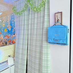 맑고 밝은 무드의 #frutigeraero 룸🐬🫧
저의 하늘색 닌텐도 Wii 가방 소품이에요!
사실 많이 낡아서 이제 실제 가방으로 쓰진 못하지만
왠지 프루티거 에어로 방 무드에 어울릴 것 같아서
그냥 인테리어 소품으로만 쓰고 있답니다 🥹
