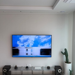 #가전플렉스
01.—
📺 제품 LG 65인치 TV
🗒️ 모델명 OLED65B4ENA.AKRQLJD
02.—
🍳 제품 쿠진아트 에어프라이어 그릴 오븐
🗒️ 모델명 TOA-70KR
03.—
🧊 제품 LG 냉장고
🗒️ 모델명 X324GB7.AKOR
04.—
❄️ 제품 LG 냉동고
🗒️ 모델명 Y324GB7.AKOR
05.—
🥬 제품 LG 김치냉장고
🗒️ 모델명 Z334GBB171.AKOR
🤗가전 후기
신혼집으로 오고 나서 난생처음으로
목돈이(?) 들어가는 가전들을 샀습니다.
그중에서 가장 잘 샀다고 생각하는 건 티비예요ㅋㅋ
저는 원래 티비를 잘 안 봐서
스마트폰 화면만으로도 미디어를 시청하는 데 충분하다고 생각했거든요.
그런데 남편의 강력한 주장으로 결국 샀습니다.
그리고 지금은…??
서로 티비로 뭐 볼지, 자리 사수하느라 바쁩니다..^^ 머쓱
그리고 쿠진아트!!!
맨 처음에는 광파오븐을 살까 고민하다가 이 제품을 샀는데,
너무 잘 쓰고 있는 저희 집 우등생 가전입니다.
저는 똥손에 요리도 잘 못하지만
가끔 간단한 베이킹 놀이를 할 때 제 친구가 되어줘요..ㅎㅎ 헤헿
(사진은 빠나나 브레드입니다!!)
냉장고, 냉동고, 김치냉장고는 모두 핏앤맥스 제품으로 골랐어요.
냉툭튀 없이 냉장고장 안에 잘 들어가고,
미니멀한 디자인이 주방 분위기에 조용히 묻어가서 좋아요.
(그래도 냉장고장은 새로 짜긴했어요!)
저는 가전이 포인트가 되기보다는
공간에 자연스럽게 묻어가는 분위기를 좋아하는데
다행히 딱 그렇게 나왔습니다.
원래는 실버 도어로 할걸 그랬나 싶어서 진짜 후회했는데,
막상 입주해 보니 기본 옵션이 베이지 톤이라
지금 컬러도 뜨지 않고 조화로워서 의외로 만족 중인 친구들입니당!!
지금 컬러도 뜨지 않고 조화로워서
의외로 만족 중인 친구들입니당!!
#신혼집 #신혼가전 #가전추천 #가전리뷰
#내돈내산 #신혼집인테리어 #집꾸미기 #우리집기록
#집스타그램 #인테리어스타그램 #미니멀인테리어
#베이지인테리어 #웜모던인테리어 #주방인테리어
#쇠테리어 #소프트인더스트리얼 #바나나브레드 #바나나빵
#LG올레드TV #OLED65B4ENA #LG오브제컬렉션 #핏앤맥스
#냉툭튀없는냉장고 #냉장고장 #쿠진아트
#쿠진아트에어프라이어그릴오븐 #TOA70KR #홈베이킹
#맞팔