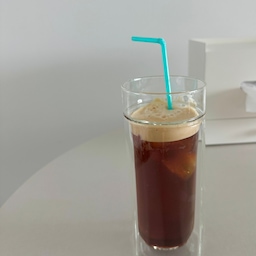 커피 한 잔도 예쁜 컵에 담아 마시는 재미 ☕️🤍
이 컵의 킥은 더운 날 아아를 담아 마셔도
컵 겉면에 물기가 묻지 않는다는 점이에요❤️
투명한 유리 사이로 얼음이랑 커피가 은은하게 비치니까
그냥 아이스커피 한 잔인데도 괜히 더 예뻐 보이는 #피른유리컵
군더더기 없이 깔끔한 디자인이라
매일 쓰는 컵으로도, 홈카페 분위기 내기에도 딱 ✨
#피른 #피른유리컵 #유리컵 #홈카페 #홈카페용품 #홈카페인테리어 #홈카페감성 #커피잔 #아이스커피 #커피스타그램 #주방용품 #주방인테리어 #테이블웨어 #감성컵 #예쁜컵 #집꾸미기 #살림템 #홈카페추천