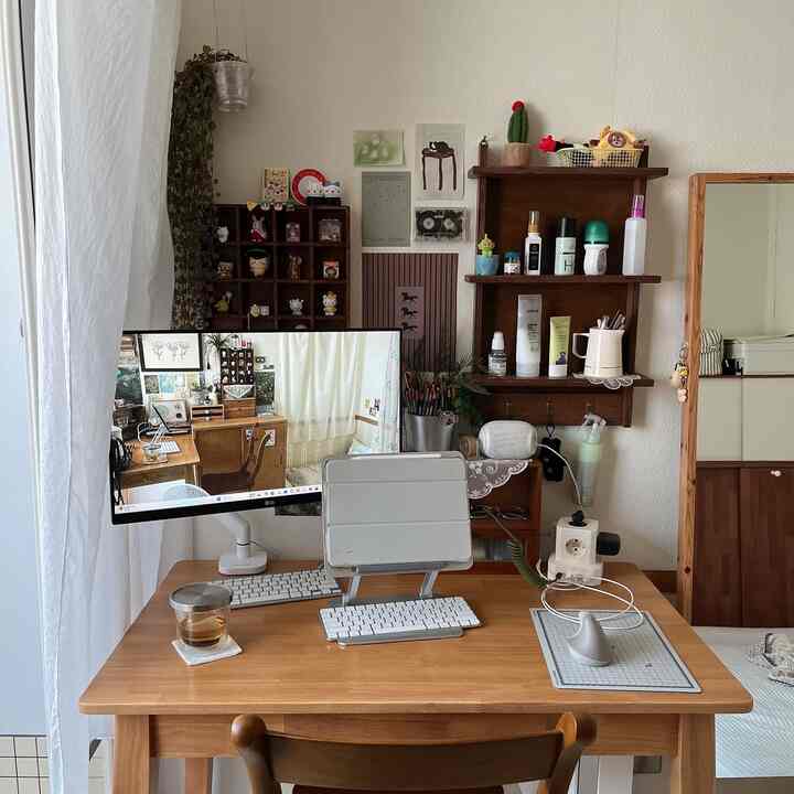 机の位置を変えました！ 🪑
もう少しきれいで広いようですねㅎㅎ
小さな変化だけど気分転換ちゃんとしたんですね :)

＃今日の私たちの家＃コンスープレコードハウス＃かわいいテム最高屋＃ウッドインテリア＃ビンテージ＃ビンテージインテリア＃小さな部屋＃小さな部屋飾り＃私たちの家の追求＃インテリアノウハウ＃チェリーモールディング＃デスクテリア＃デスク飾り＃家具家具＃整理＃マルチタブ＃ ＃人間工学に基づいたマウス＃壁の棚＃壁の装飾 
