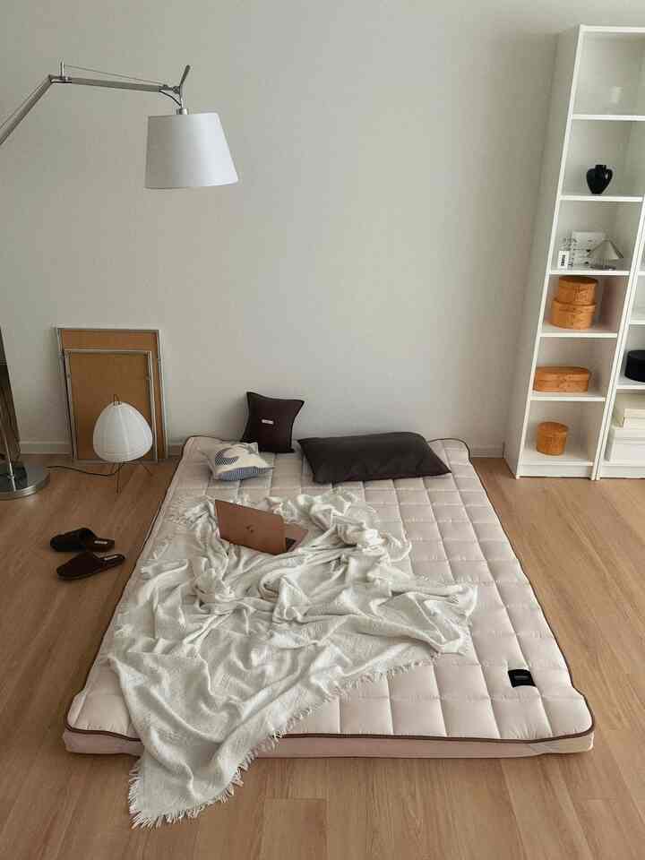 羽根のモアマットレスは従来にスーパーシングルサイズもとてもよく使用中でしたが、もっと広くて欲しいときに訪ねてきたクイーンサイズ！ 

使ってみるとクイーンサイズが欲しかった理由はリビングで家族全員が一緒に横たわって快適に映画を見たかったです。座りたい時はソファのように変身も可能で、より楽でしたよ〜 

アレルギーケアはもちろん生活防水機能まであり、子供のいる家にも安心！ 

3段折りたたみだから使わないときは折りたたんで、収納バッグもあり、さらにスッキリ収納できますよ！  #거실인테리어 #거실꾸미기 #매트리스 #접이식매트리스 #집꾸미기 #홈스타일링 #구축인테리어 #책장꾸미기 #책장 
