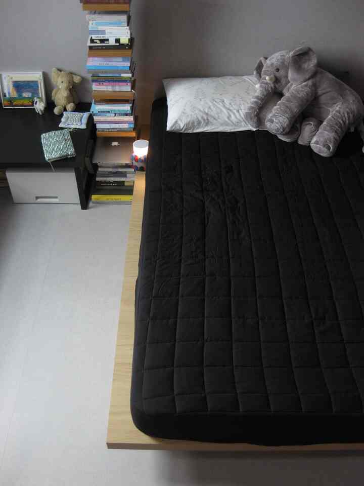狭い部屋に大きなベッドを持ちながら選択した低床ベッドフレーム🛏️

狭い空間だから高か頭のあるフレームが入ってきた時クイーンサイズベッドが空間を圧倒しそうでした。ヘッドのない低フレームなのでクイーンサイズのベッドを置いてもスペースが苦しく見えない点が大きすぎるメリットですよ！ 

ベッド横の低い黒いテーブルは20代前半初めてこの家に引っ越してくるときに直接デザインして合わせた家具です。 
愛情のある家具だから処理できないので狭い部屋構造に限界がありましたが、ムヘッド低床型フレームというオプションがこんな私にはピッタリでした！ 

オークカラーフレームにブラックの寝具をマッチし、ベッドの横には好きな本と小物を積み重ねました。

一人で使った部屋で、もう二人が一緒に過ごす寝室で、
少しずつ変わっていく中です:)

＃製品提供 
＃今日の家クリエイター＃今日の私たちの家＃コンスープ記録集＃日常記録
＃今日の家ftc26機＃ftc26機＃アイエンジホーム＃アイエンジホームベッド 
＃低床型ベッド＃ベッドフレーム＃寝室インテリア＃寝室飾り＃寝室スタイリング