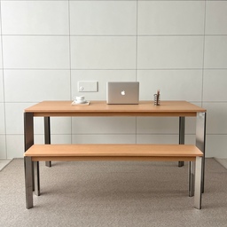 저희집 new table [ROMEV] line 테이블을 소개합니다! 
새로운 테이블이 들어왔을 뿐인데 집의 분위기가 꽤 많이 달라졌거든요!  따뜻한 우드의 느낌 덕분에 공간이 한층 포근해졌고, 무엇보다 이곳에서 정말 많은 걸 하고 있어요.
밥을 먹고, 아이들과 함께 시간을 보내고, 노트북을 펼쳐 일을 하기도 하고, 커피 한 잔 놓고 잠깐 쉬기도 하고.
식탁이라기보다, 우리집의 멀티 테이블에 가까운 느낌이랄까 𓈒 𓏸 𓂅
원목 테이블이라 사용하면서 혹시 관리가 어렵지 않을까 했는데, 상판 코팅이 잘 되어 있어서 일상에서 편하게 사용하고 있어요. 매일 사용하는 테이블인 만큼, 예쁘기만 한 것보다 이렇게 편하게 손이 가는 게 참 좋더라고요 !
하루 중 가장 많은 시간을 보내는 곳이 이렇게 좋아졌다는 게, 요즘은 꽤 행복해요 우리집에 새로운 일상을 만들어준 로메브 우드 스틸 리빙 테이블 ☽₊˚
🪧 info l @flasier_official
- 플래지어 로메브 스틸 리빙 테이블 식탁
- 플래지어 로므베 우드 스틸 리빙 다이닝 벤치
- 로메브 홈카페 다이닝 체어
#콘수프기록집 #오늘의우리집 #예쁜템최고야 #미니멀인테리어 #우리집추구미 #우리집포토존 #거실스타일링 #플래지어 #로메브 #우드테이블 #식탁추천 #테이블 #우드식탁 #우드인테리어 #원목식탁 #원목테이블 #식탁인테리어 #주방인테리어 #table #woodentable #homedecor #interiordesign #맞팔 