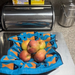 #예쁜템최고야  #콘수프기록집
북유럽풍 코튼 고리타올이에요
그냥 이뻐서 구입했어요
코튼 100%라 위생적이고 부드러워요
핸드타올로 써도 되고 소품용으로 써도 이뻐요
양면이 다른 느낌이라 맘에 들어요
#콘수프기록집  #예쁜템최고야 2
#고리타올  #스텐도마 #음식물쓰레기통 
#철제바스켓  #브레드박스
#걸이형휴지통  #빨아쓰는규조토발매트  #곰팡이제거제 
#6인용식탁세트 
