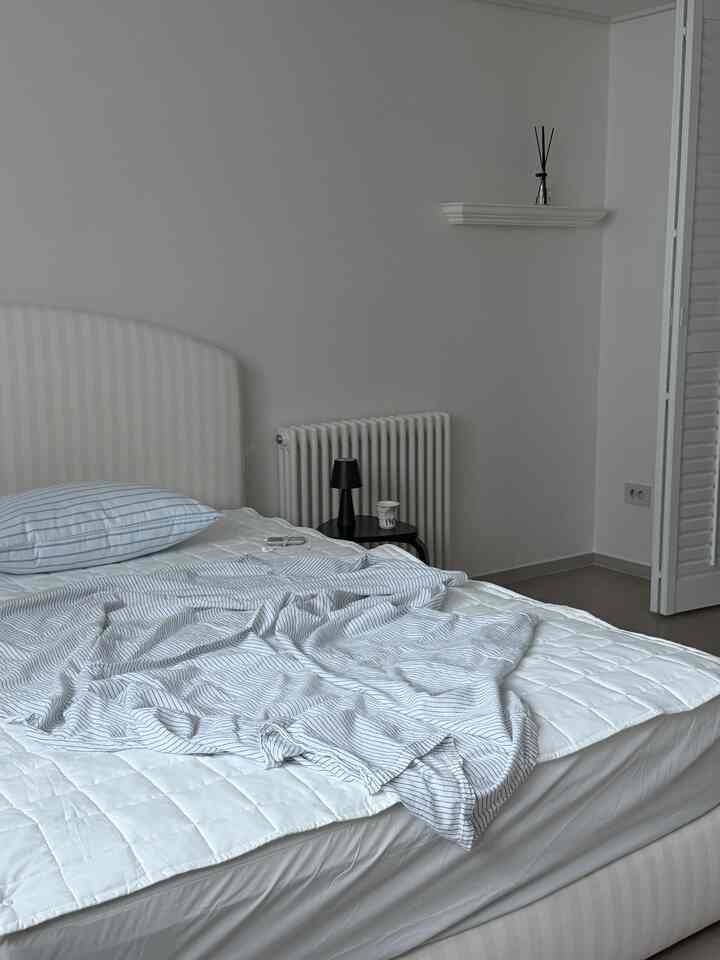 一日中ベッドに横になって寝転がりだけになりたい🛏️🤍
何もせずに布団の中に幅埋もれて寝て寝て
本も見て携帯電話もしながらゆったり休みたい日

今日だけは何の考えもなく休みたいです☁️


＃ベッドルームインテリアアクセサリー＃ベッドルーム装飾＃ベッドフレーム＃ストライプベッド＃ベッドカバー推奨＃マットレスカバー＃フレンチムード＃ラジエーター＃ウォールシェルフ＃コンスープレコードハウス＃今日の私たちの家＃ルーバーシャッター