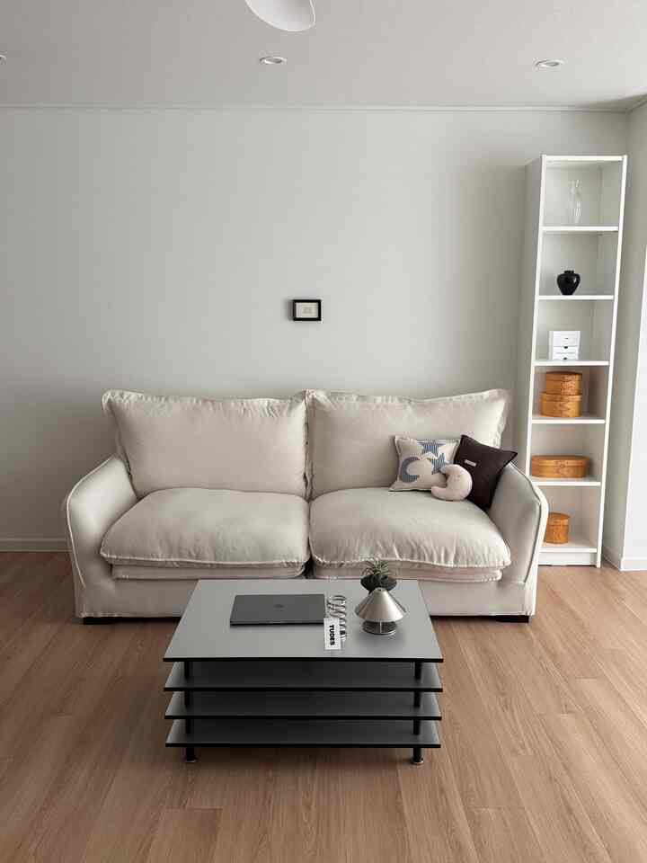 ソファテーブルのおかげでさらに深くなった我が家！ 🏡 
階層が分かれており、本、ノートパソコン、リモコンなどのソファで必要なアイテムを収納するにはとても快適です。 
今日はようやくオープンしました〜🩶 
すっきりとしたムードのソファテーブルをお探しの方々をご覧ください！

＃今日の私たちの家＃コンスープのレコード集
